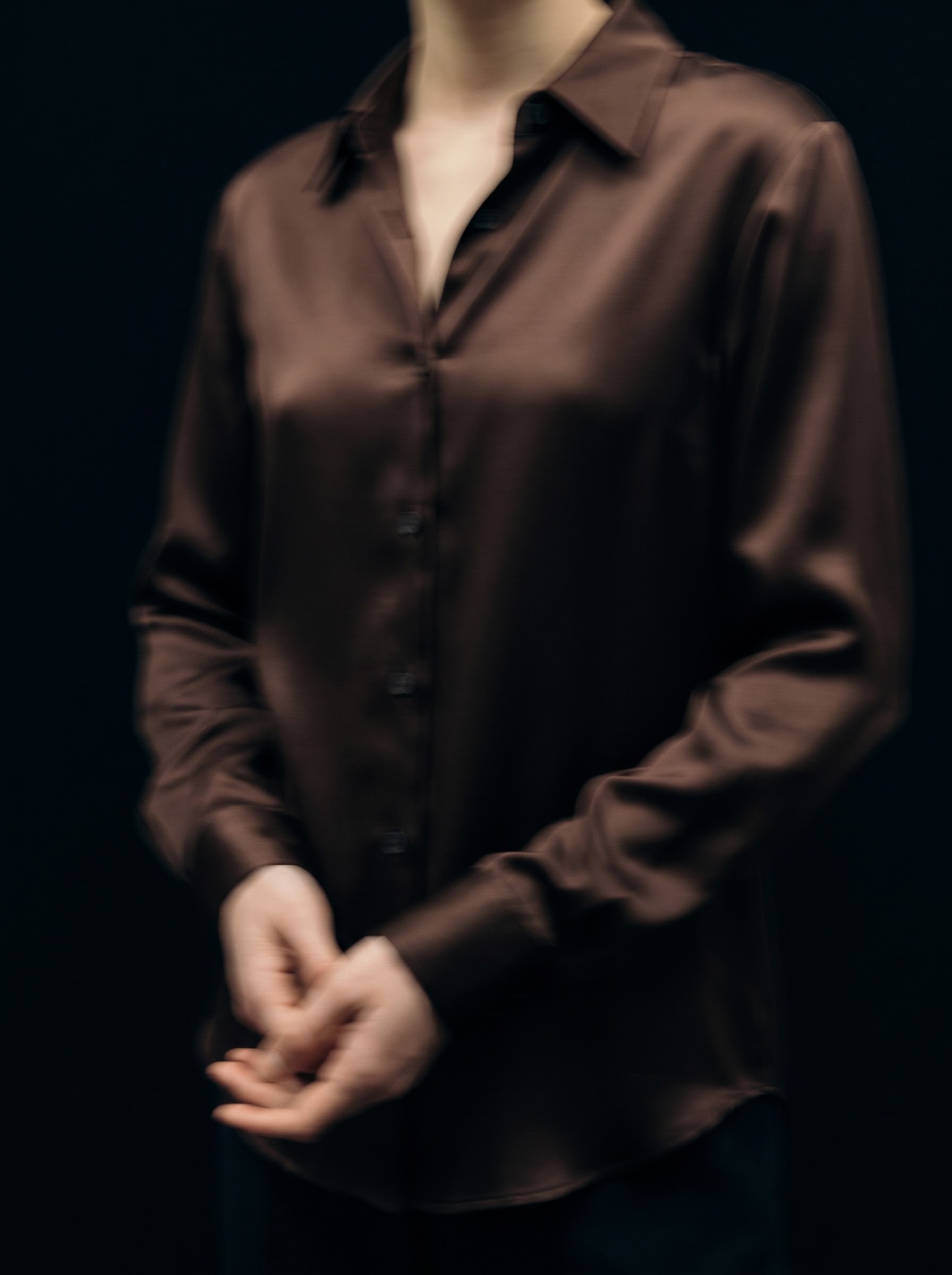 Modella con camicia di seta